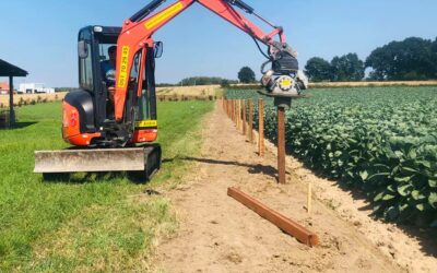 Plaatsen van duurzame hardhouten omheining + aanplanting meidoorn.