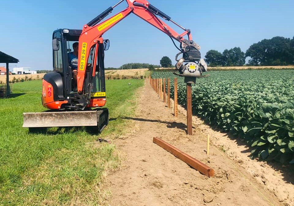 Plaatsen van duurzame hardhouten omheining + aanplanting meidoorn.